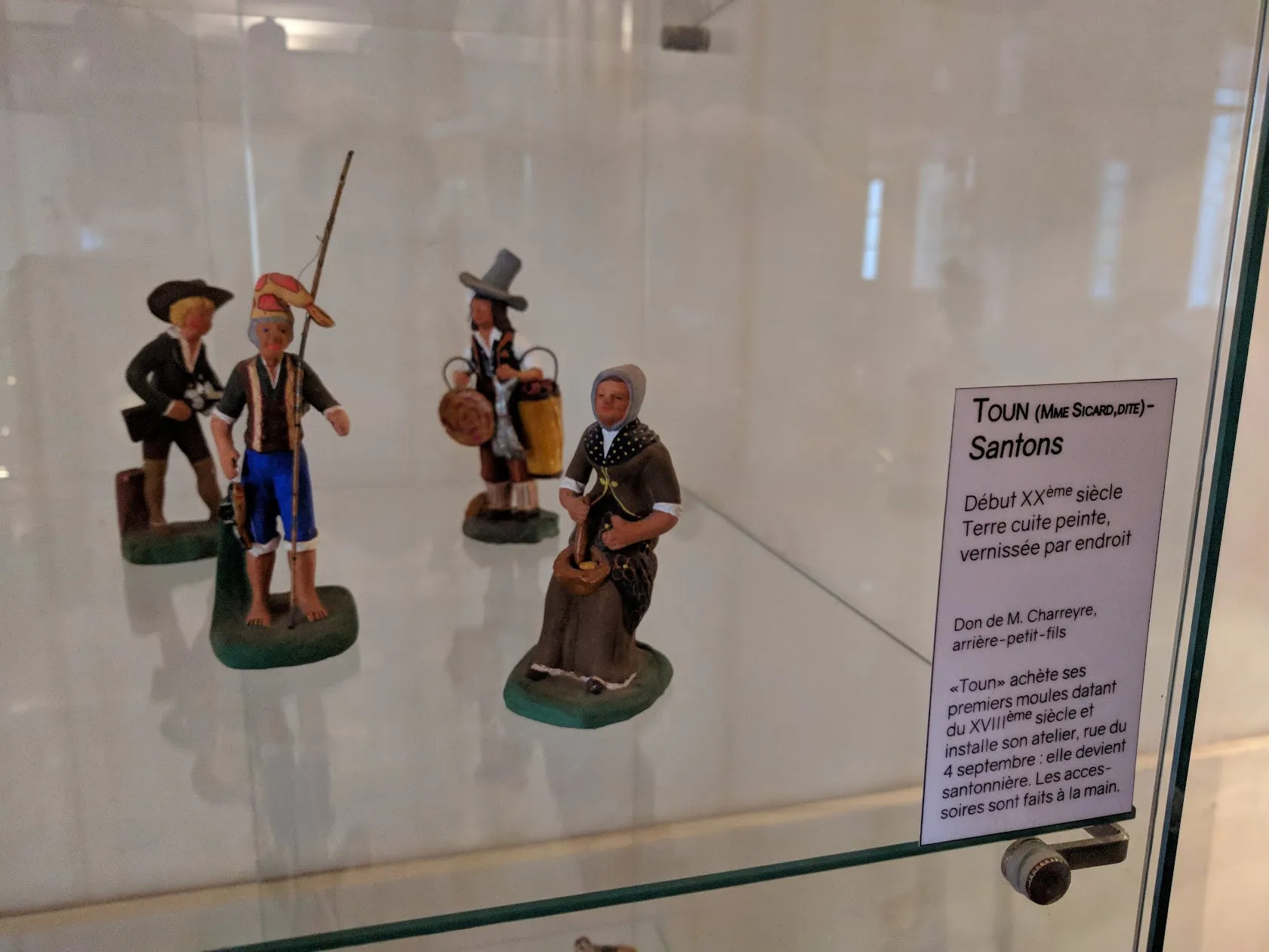 Vitrine dédiée aux santons de TOUN, au Musée Estienne de Saint-Jean d’Aix en Provence.