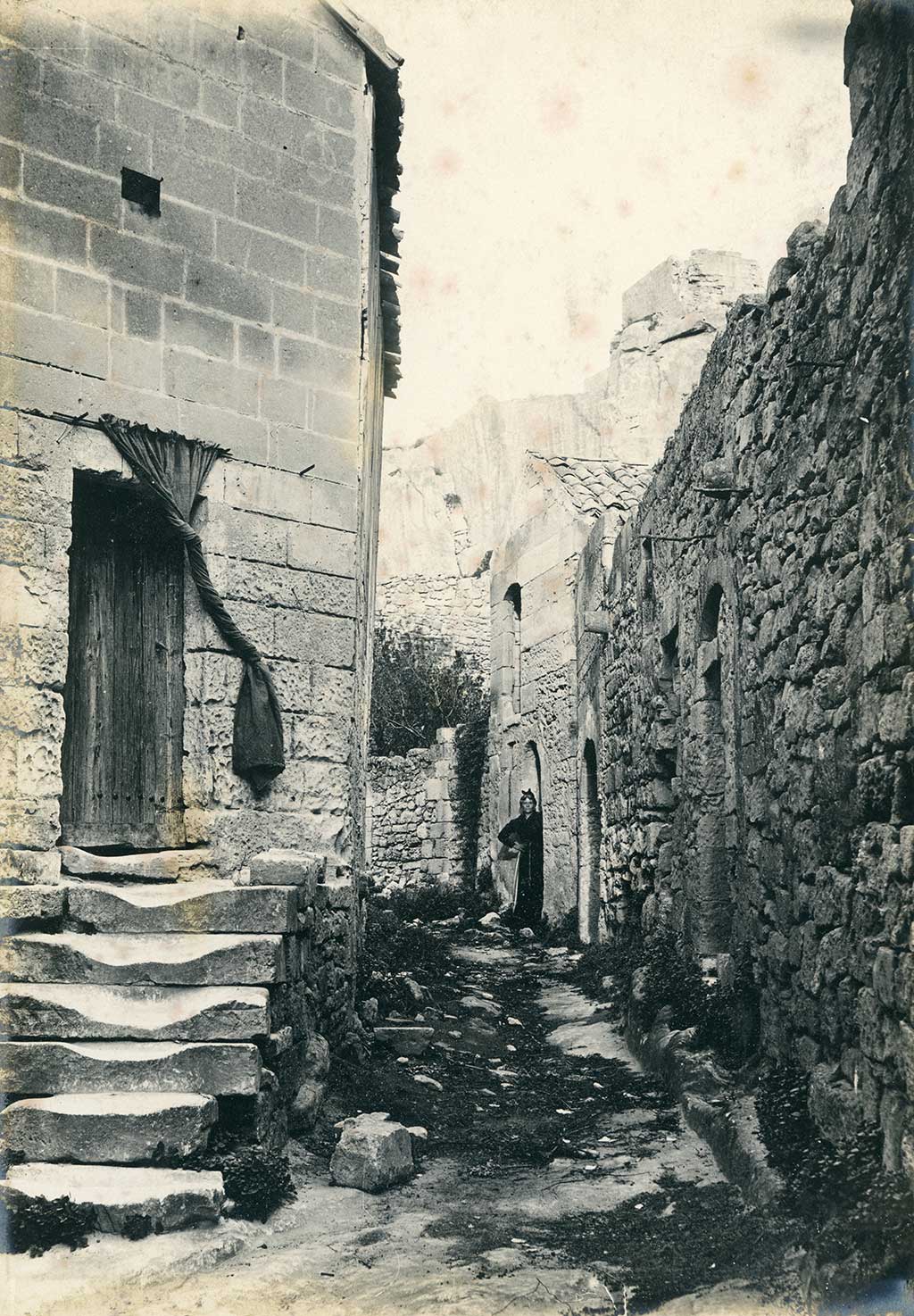 Marie-Louise et Claire SICARD, Ruelle aux Baux-de-Provence en 1904 © Domaine Saint-Antonin / SICARD Archive
