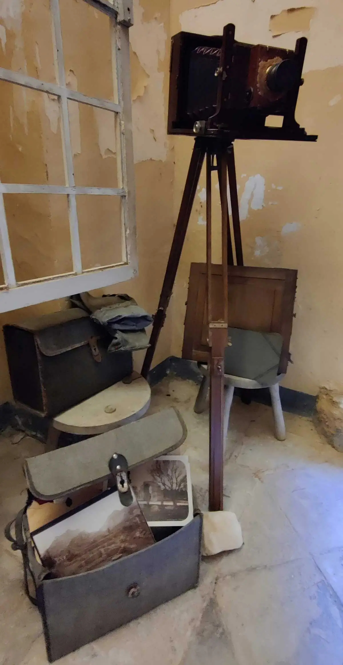 Chambre photographique en acajou, vers 1900, soufflet en toile lie de vin, et objectif en laiton ayant appartenu aux sœurs SICARD. Photo : ©Association TOUN/Domaine Saint-Antonin