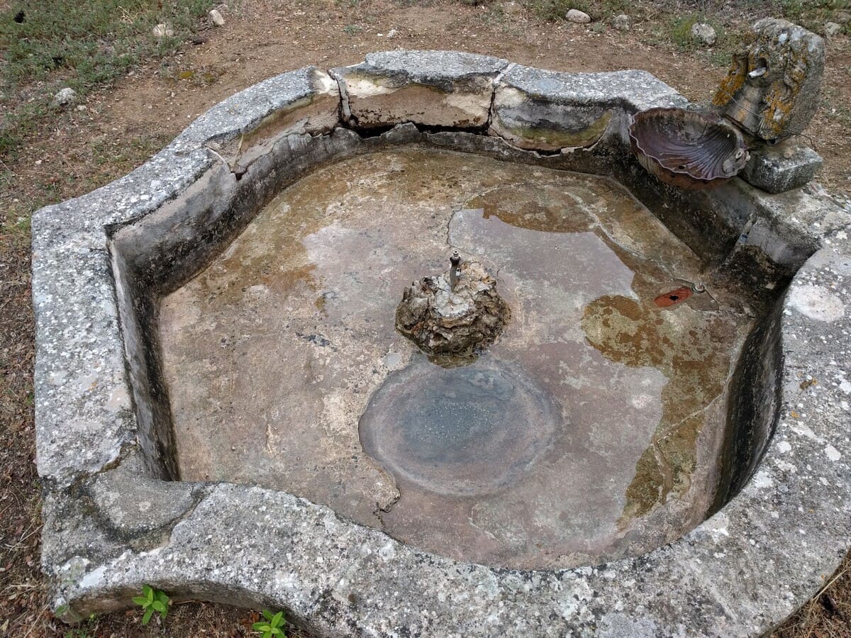 Le bassin central de la terrasse du Domaine Saint-Antonin avant restauration. Mai 2016.