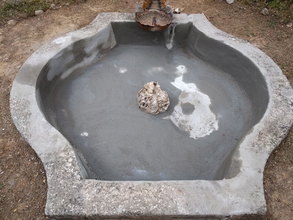 Restauration du bassin de la terrasse : phase de séchage du revêtement avant mise en eaux - Juin 2016.