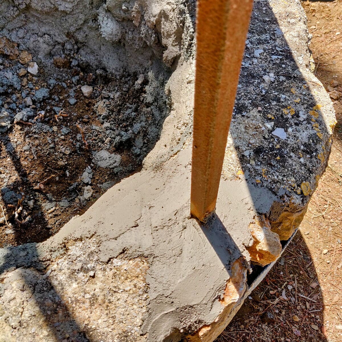 Fixation de la potence sur la margelle.